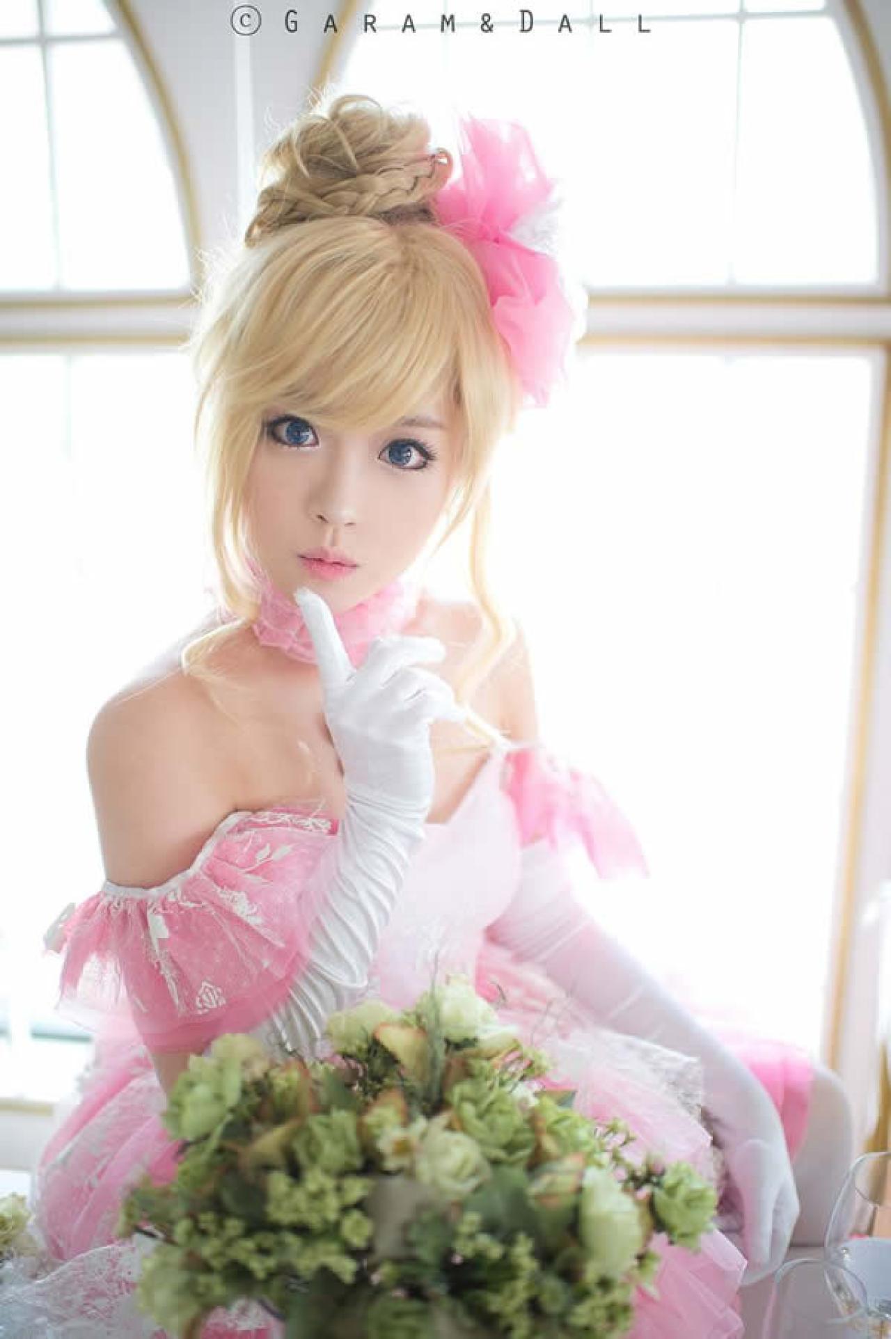 兔娘近所物语粉衣Cosplay图之嘘的手势