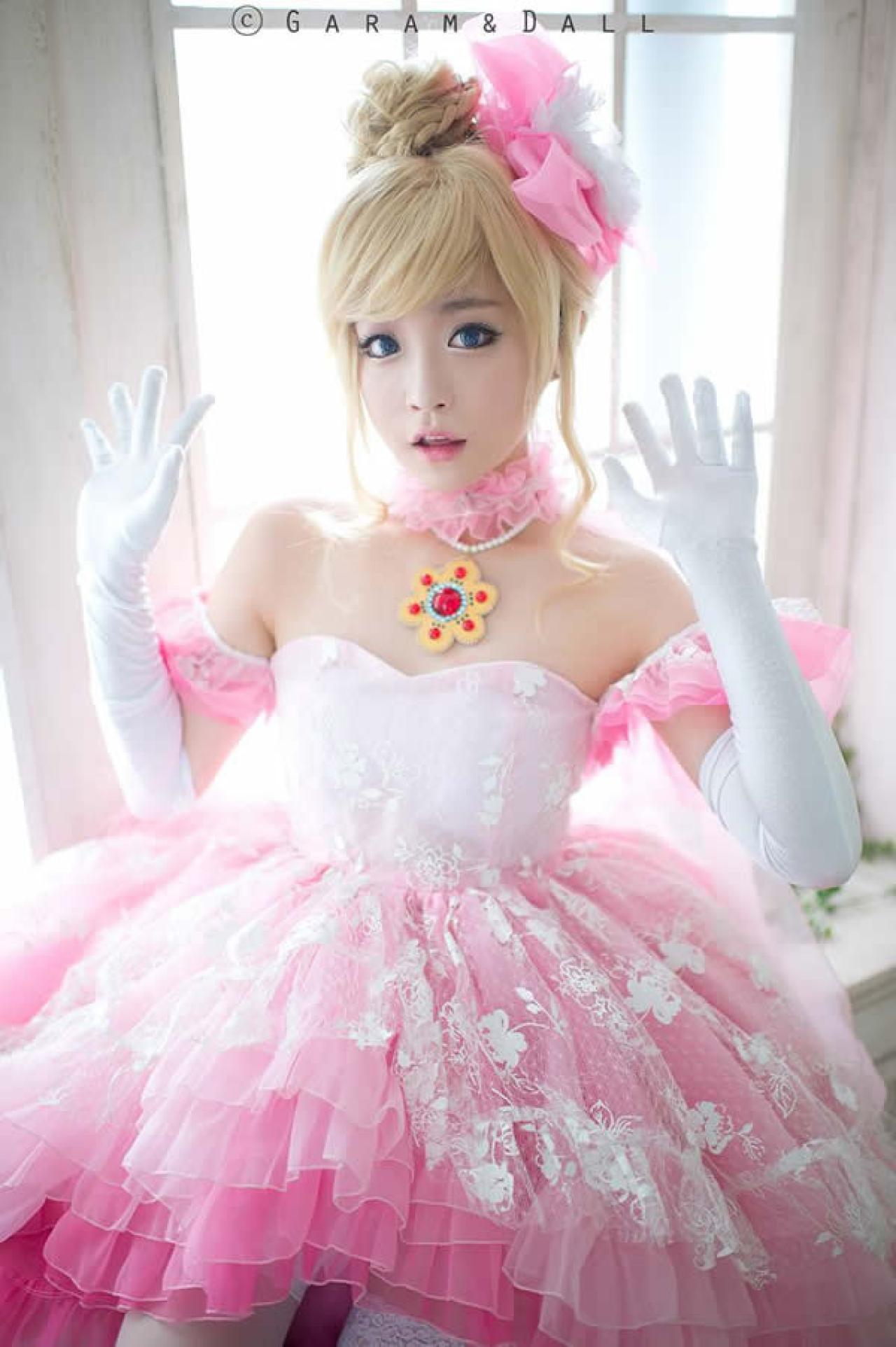 兔娘近所物语粉衣Cosplay图之双手摆拍