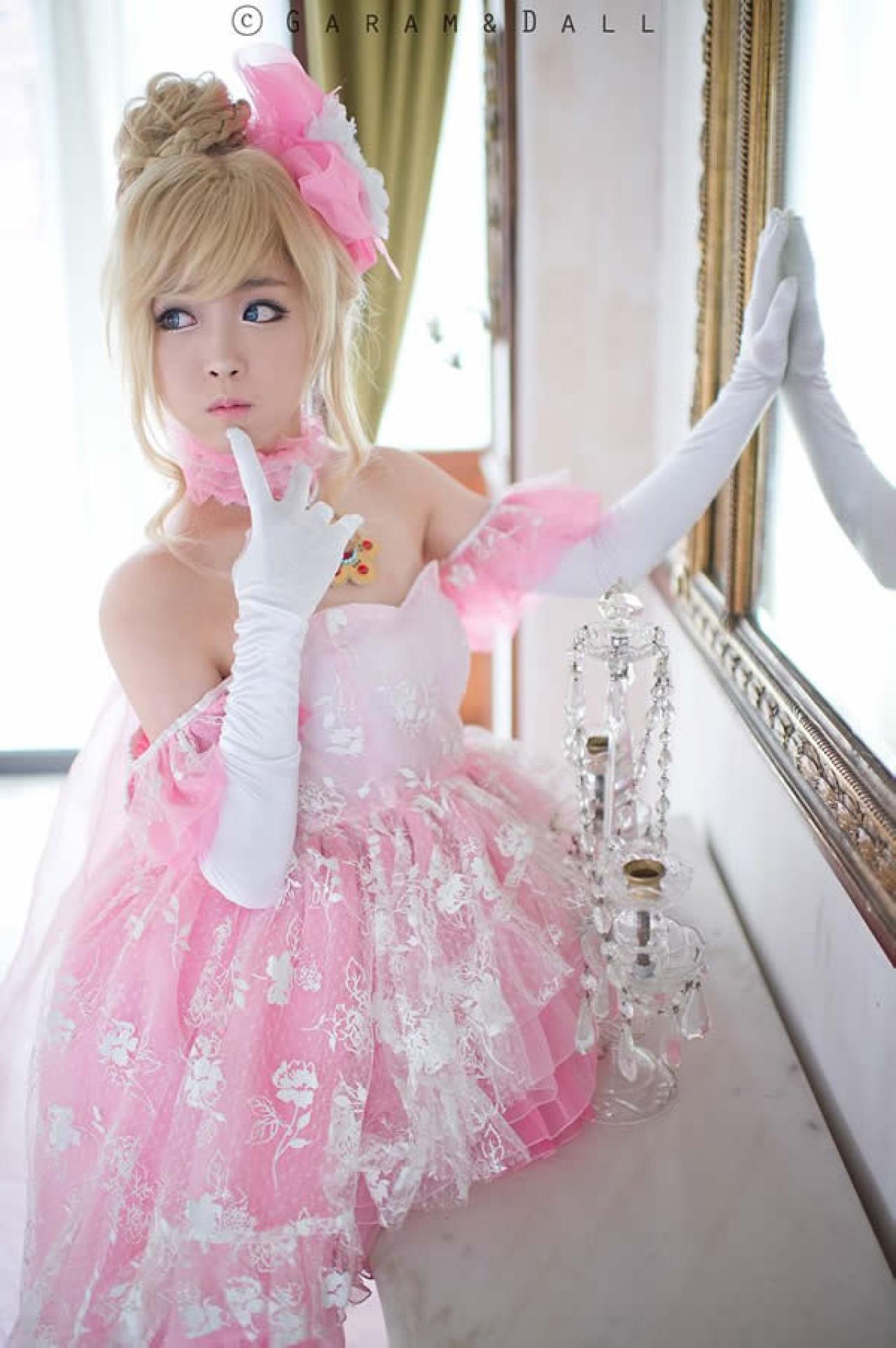 兔娘近所物语粉衣Cosplay图之舔手指