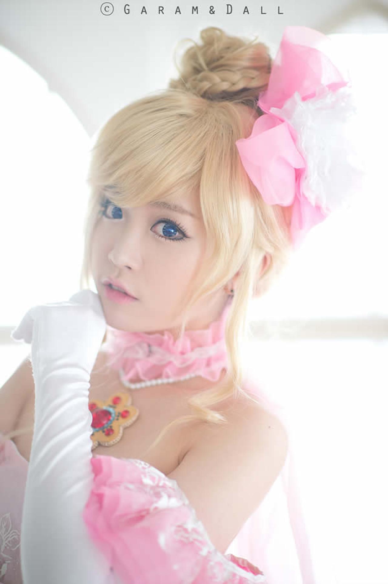 兔娘近所物语粉衣Cosplay图之帅气小姿势