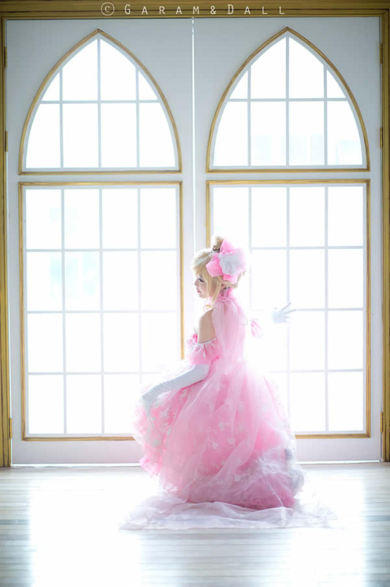 兔娘近所物语粉衣Cosplay图之背影