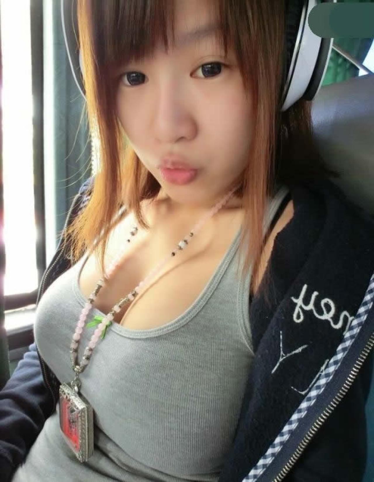 颜珛聿在车里驾驶员位置的自拍照