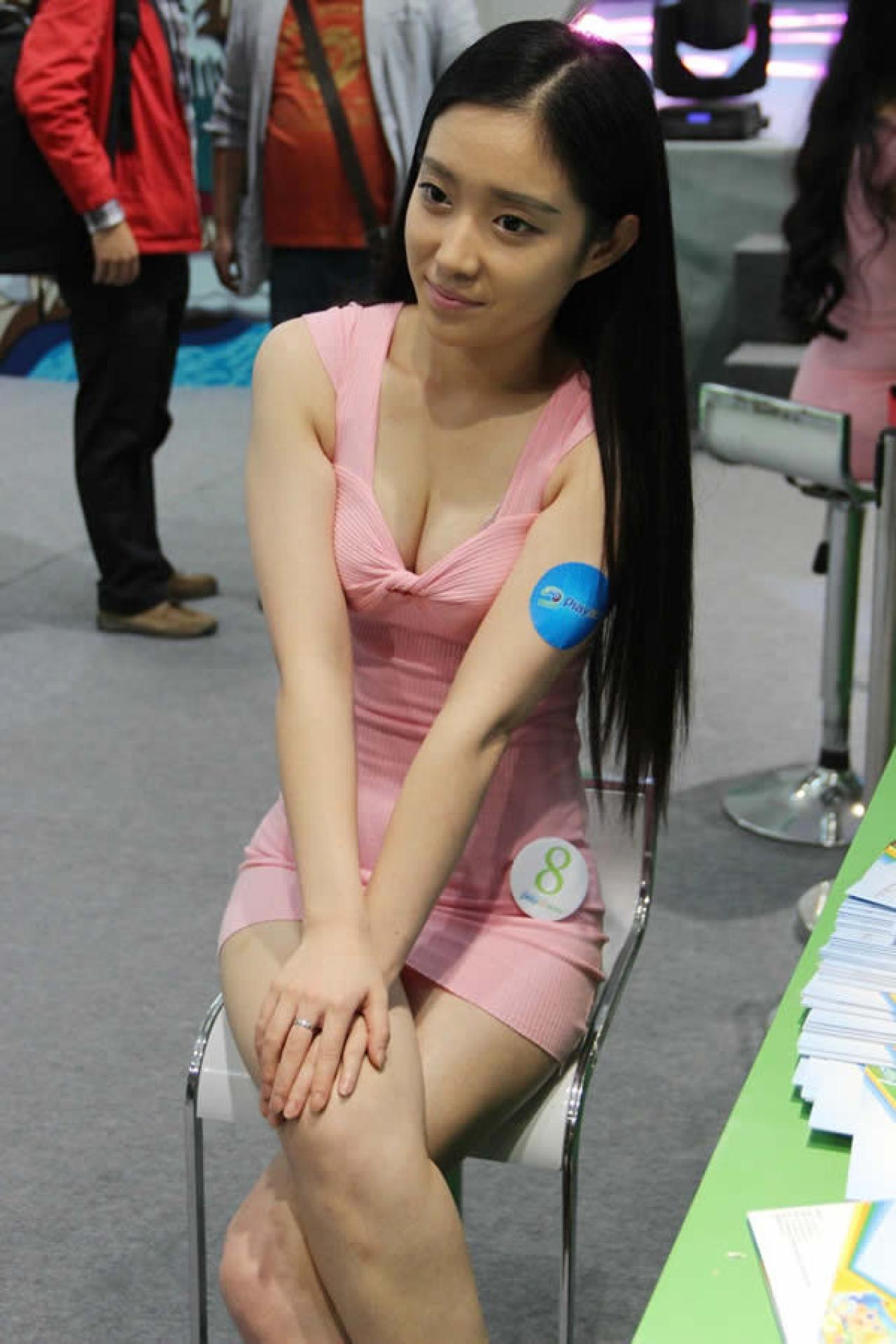 网博会爱游戏粉衣Showgirl歪着脑袋微笑照