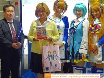 Windows8.1萌化限量版首批购买用户与萌娘现场Coser的合影