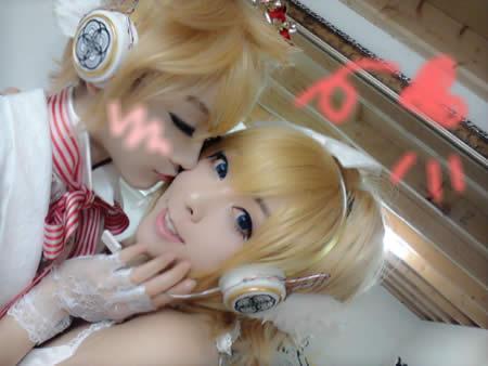 M酱亲吻K酱脸颊