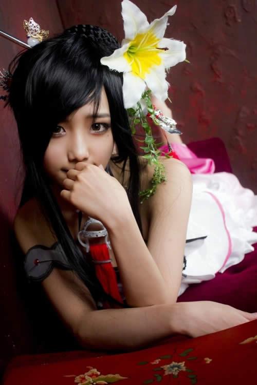 剑灵南素柔MM粉衣Cosplay之趴在沙发上的照片