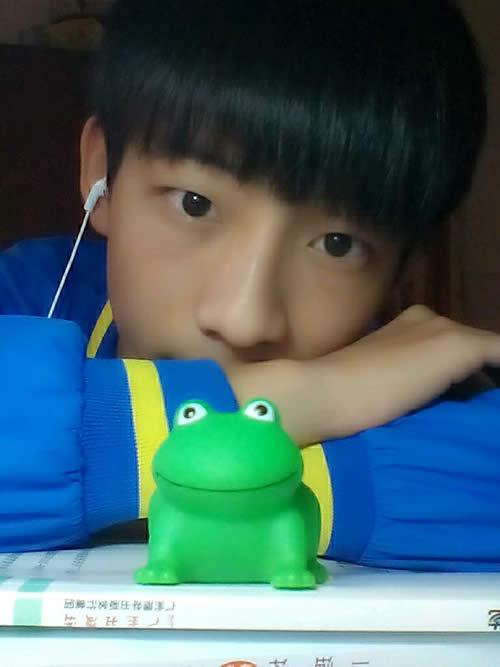 可爱和小男孩和青蛙在一起的合影