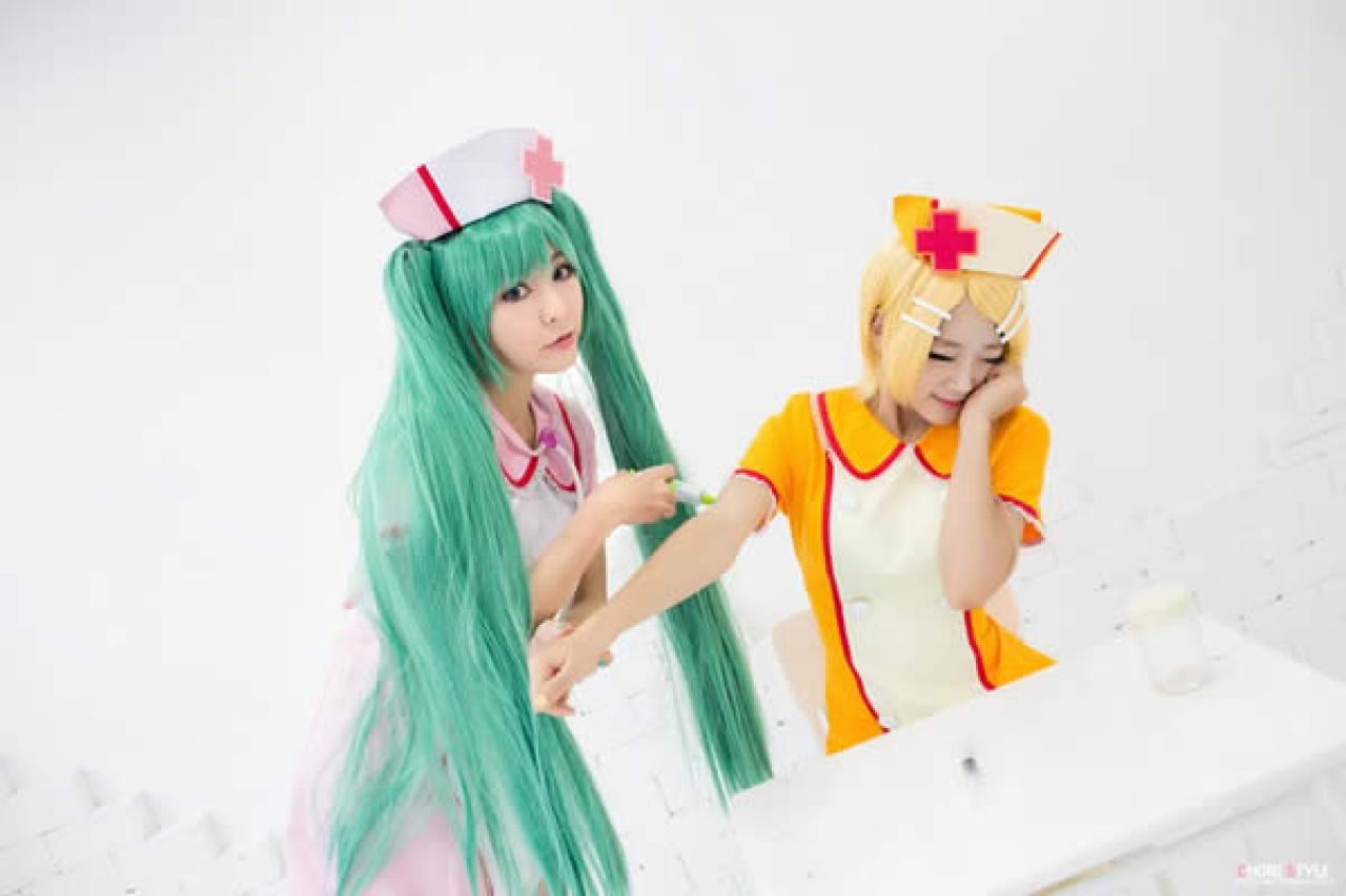 粉已双马尾护士给M酱打针