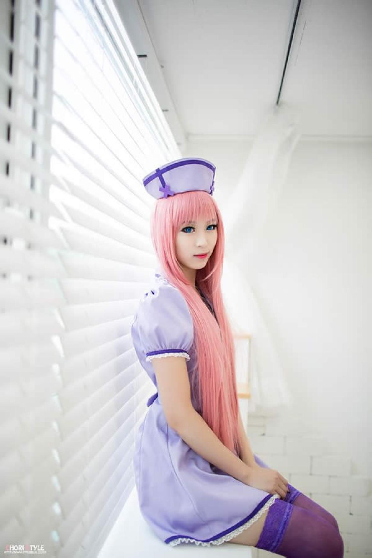 紫色长发小护士照片