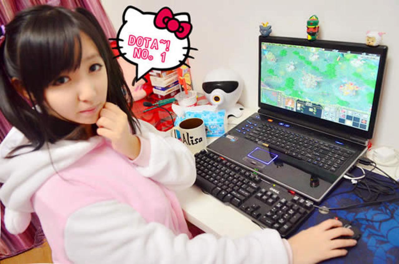 Alisa穿粉色卫衣，正在玩Dota游戏的抓拍