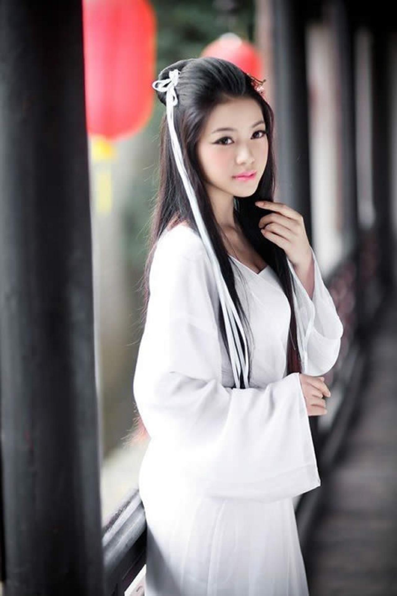 白衣小龙女轻捋长发正面