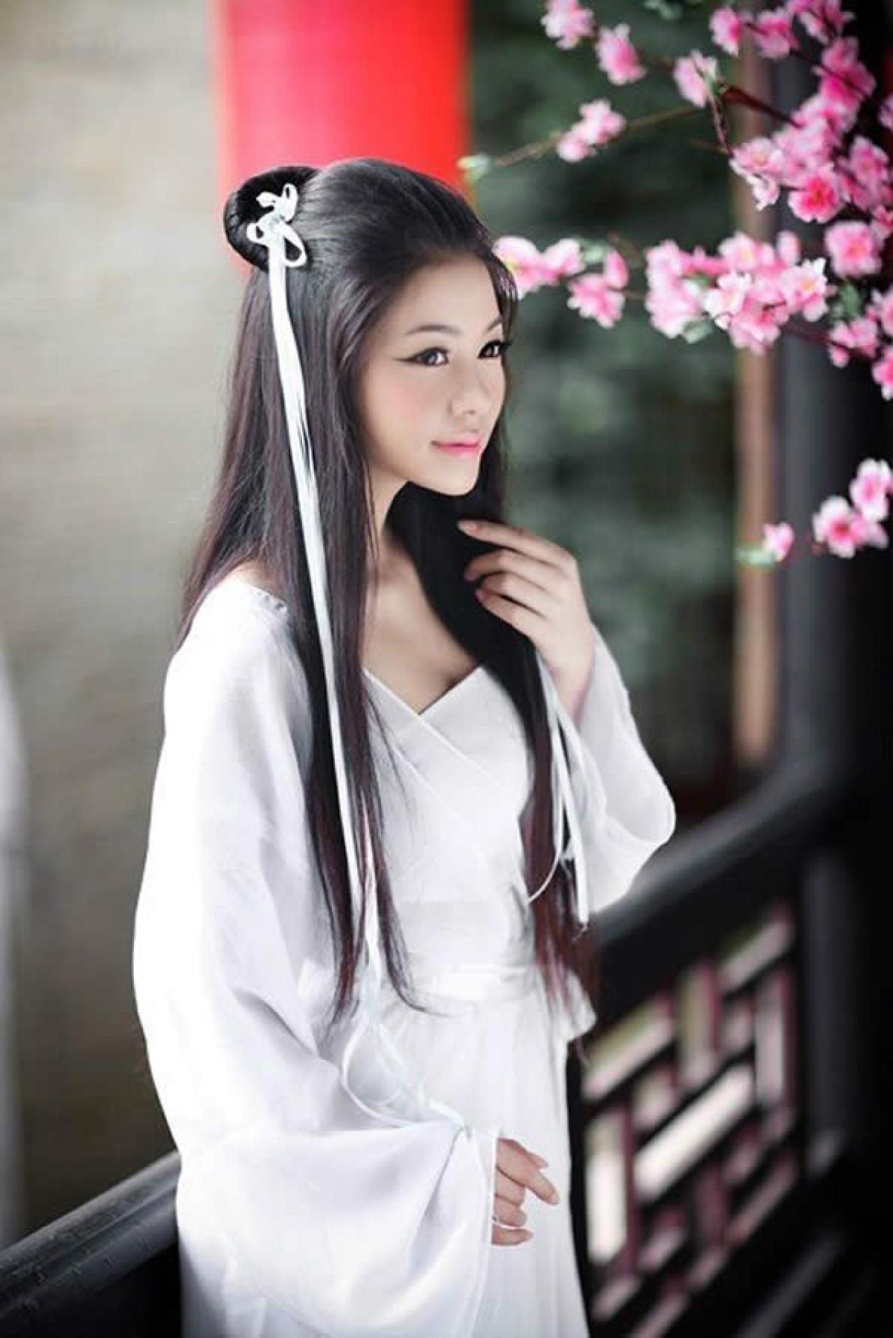 白衣小龙女轻捋长发微侧面