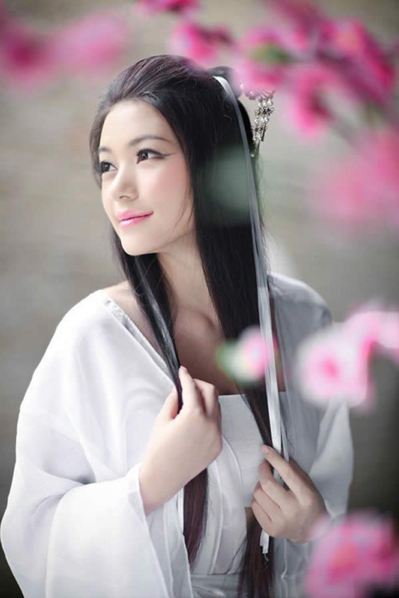 白衣小龙女抹胸照