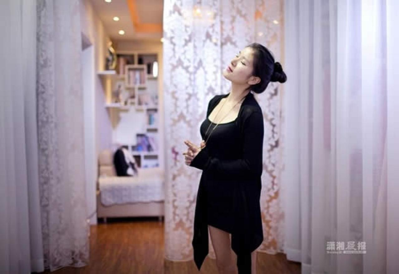 单身女孩阿May闭眼冥想的样子