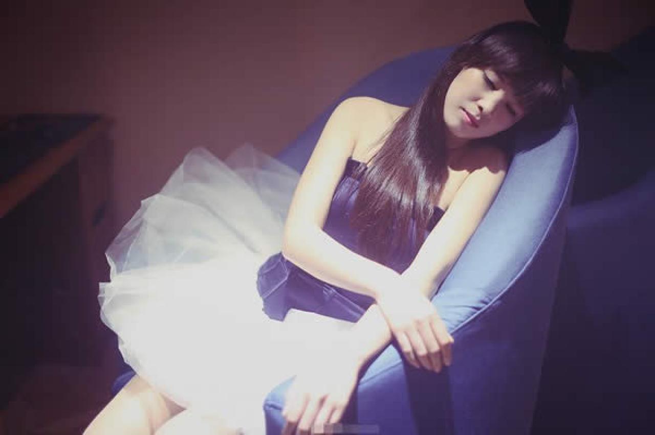 网吧里正在沙发区打瞌睡的兔女郎