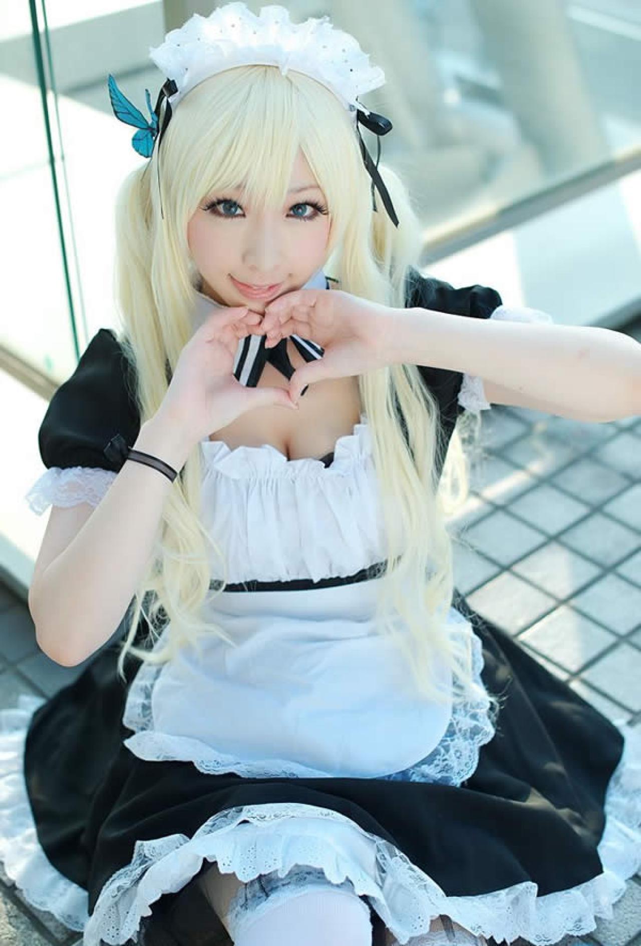 黑白女仆装少女做心形手势卖萌照