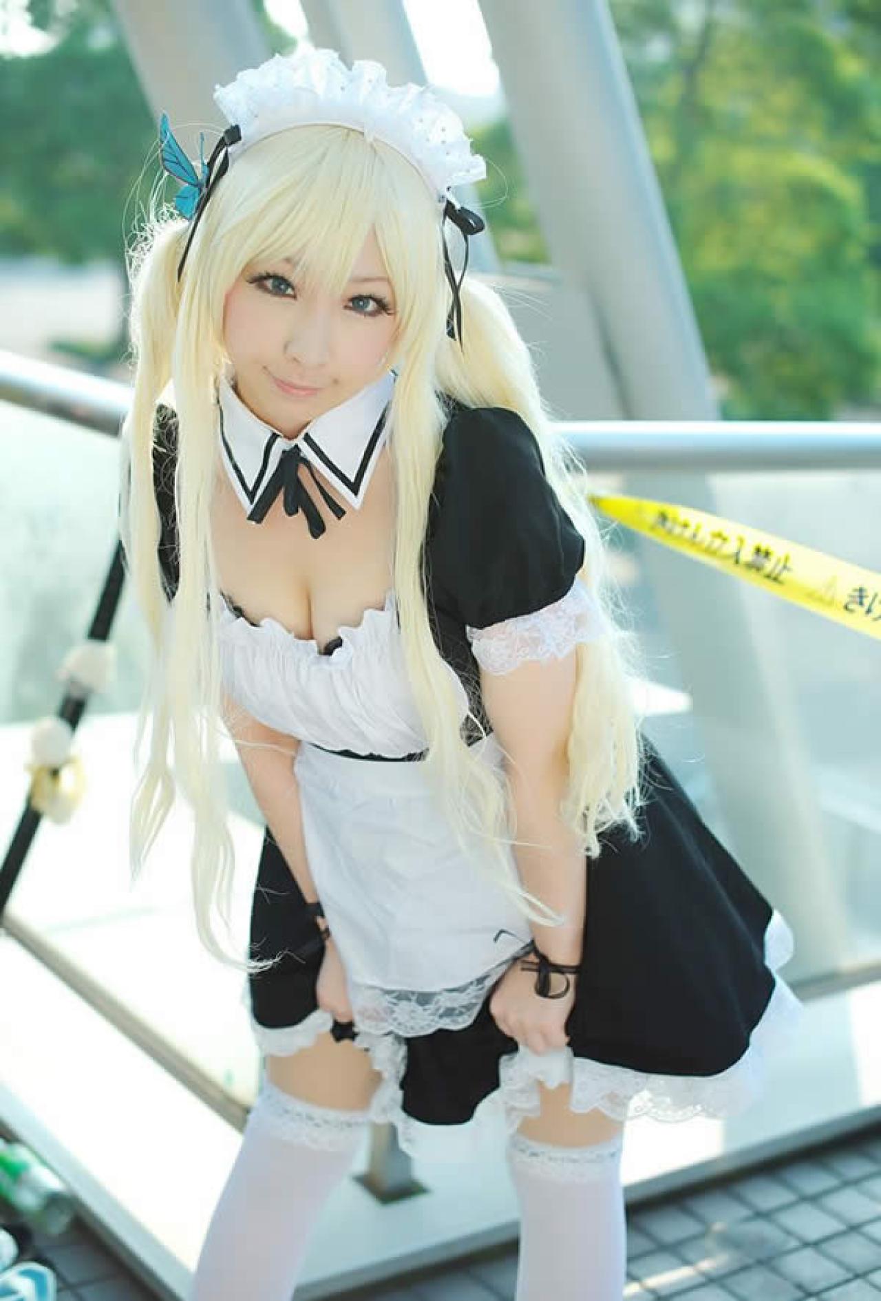 黑白女仆装少女站立鞠躬