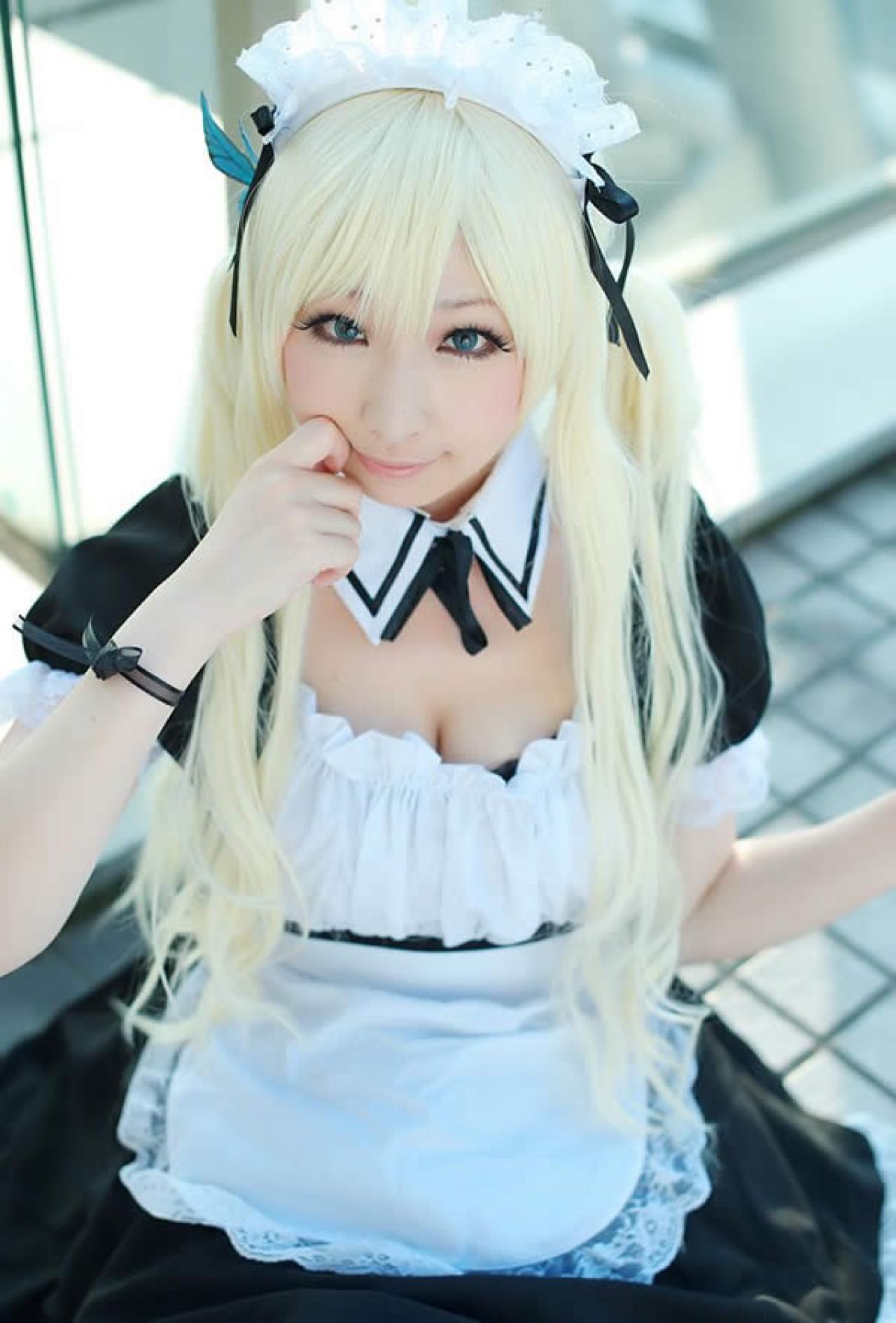 黑白女仆装少女右手抵住脸颊卖萌照