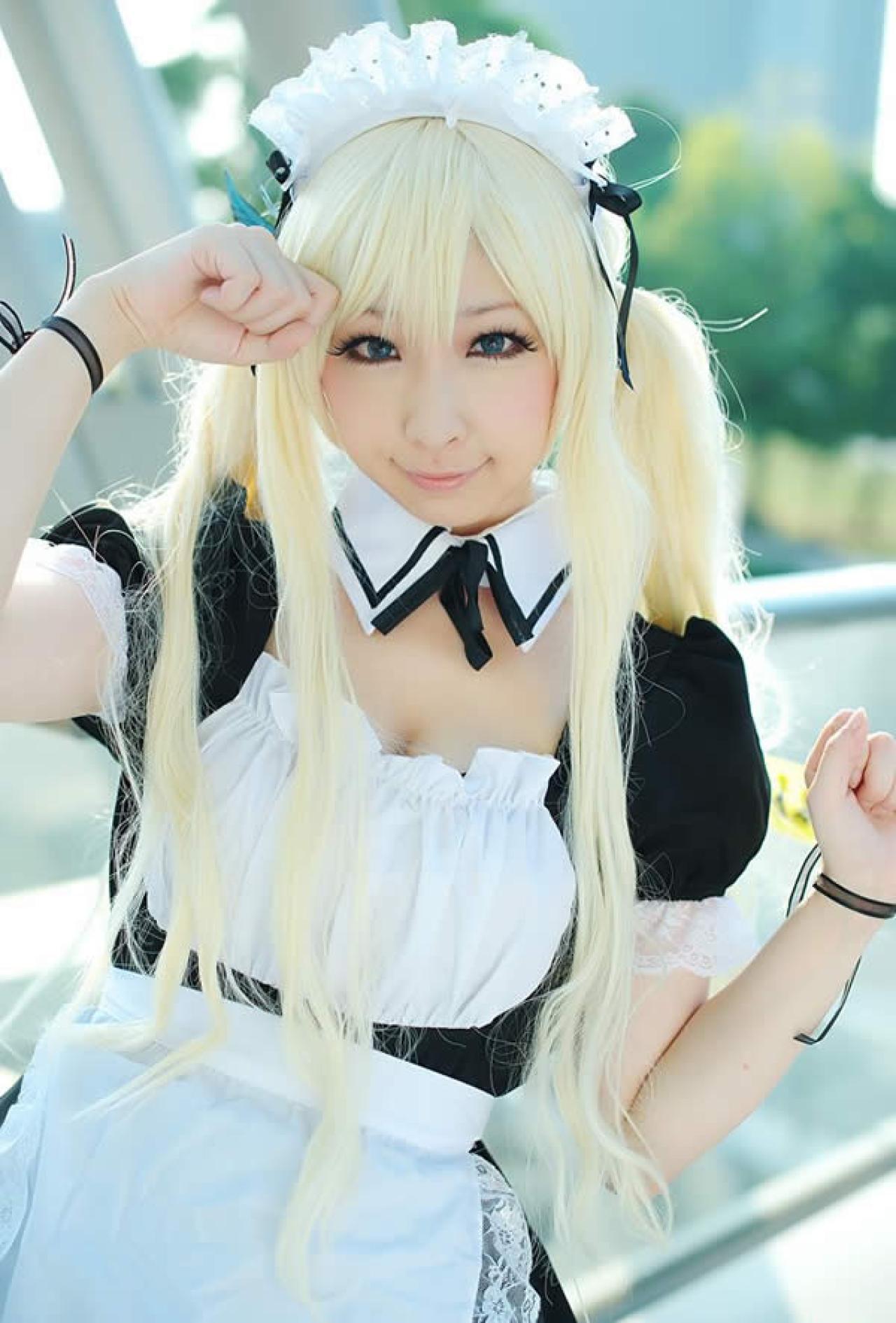 黑白女仆装少女右手抵住左手抬起小猫Pose