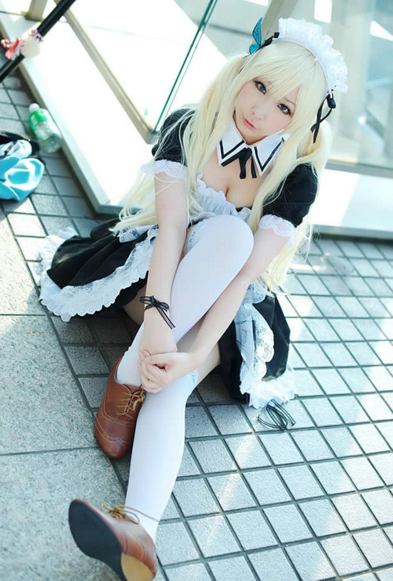 黑白女仆装少女坐立照，旁边有个绿色矿泉水瓶