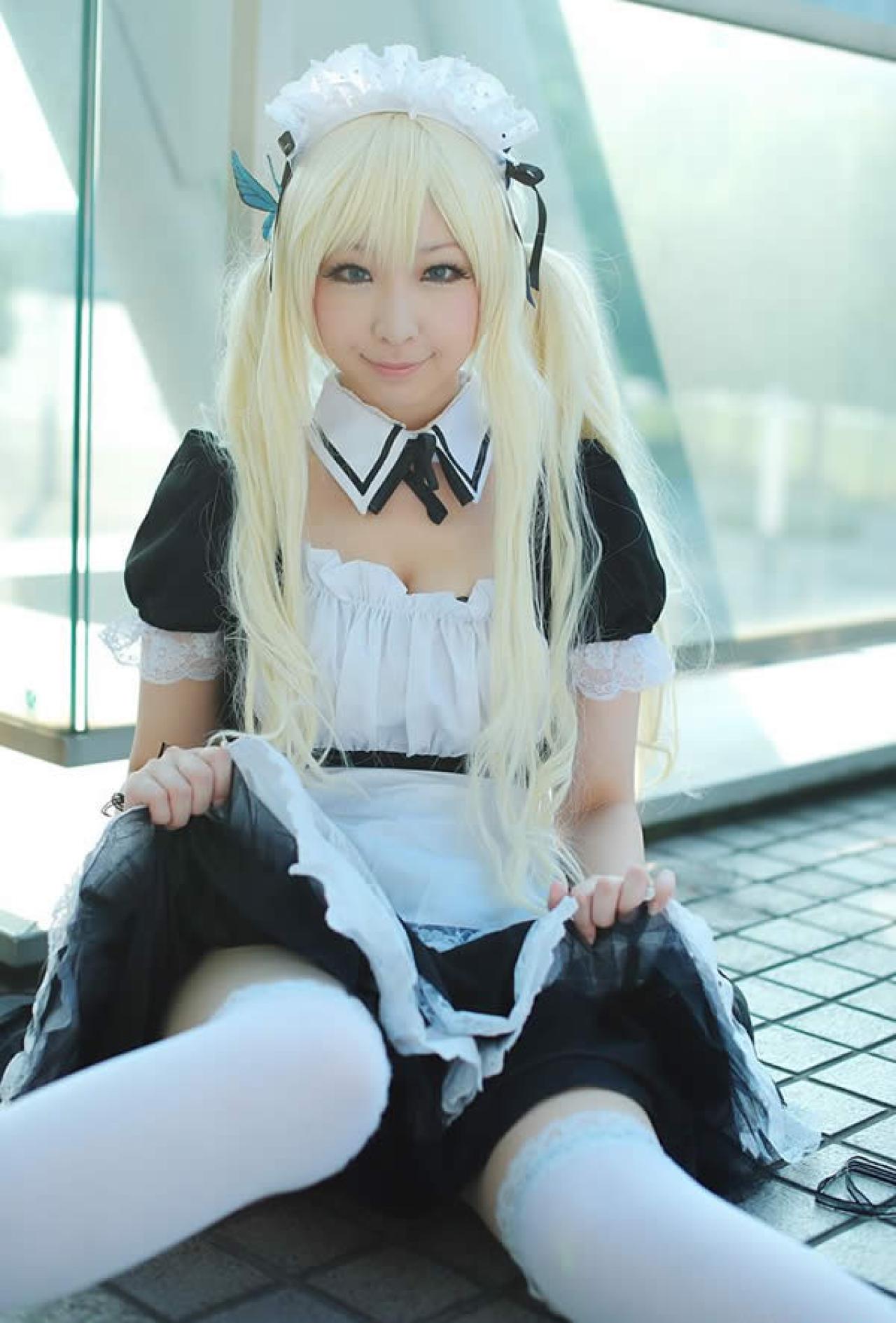 黑白女仆装少女坐立将要掀裙照