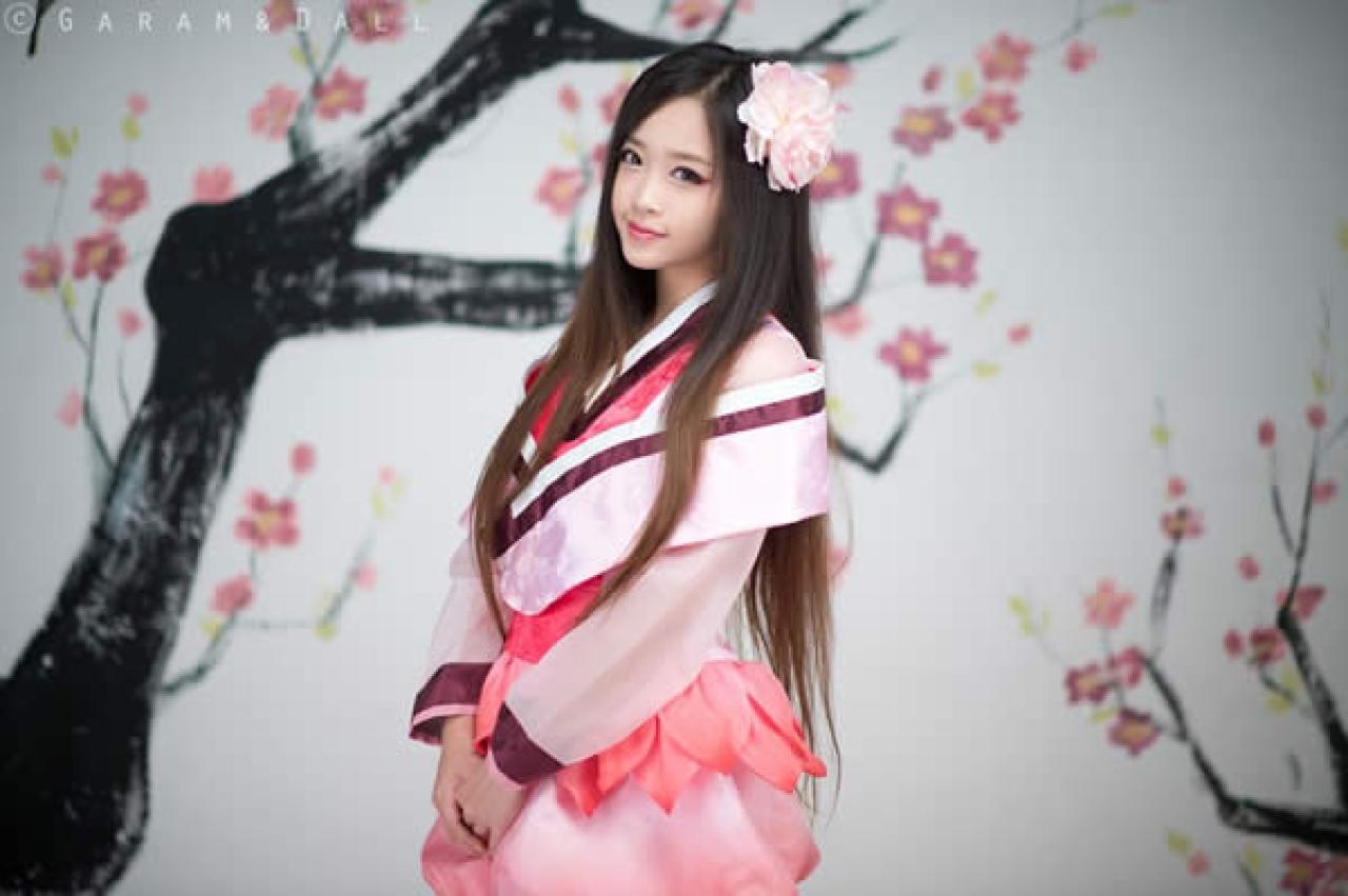 兔娘穿着粉色花瓣小礼服微笑