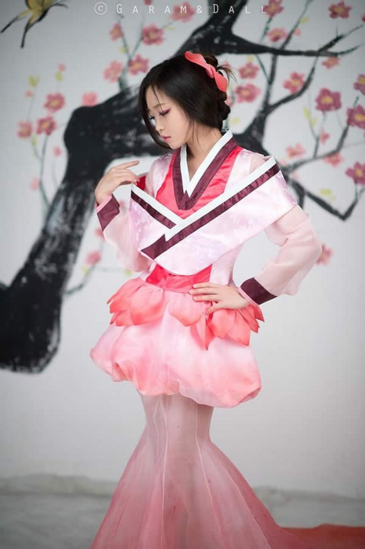 兔娘穿着粉色花瓣小礼服头微侧写真