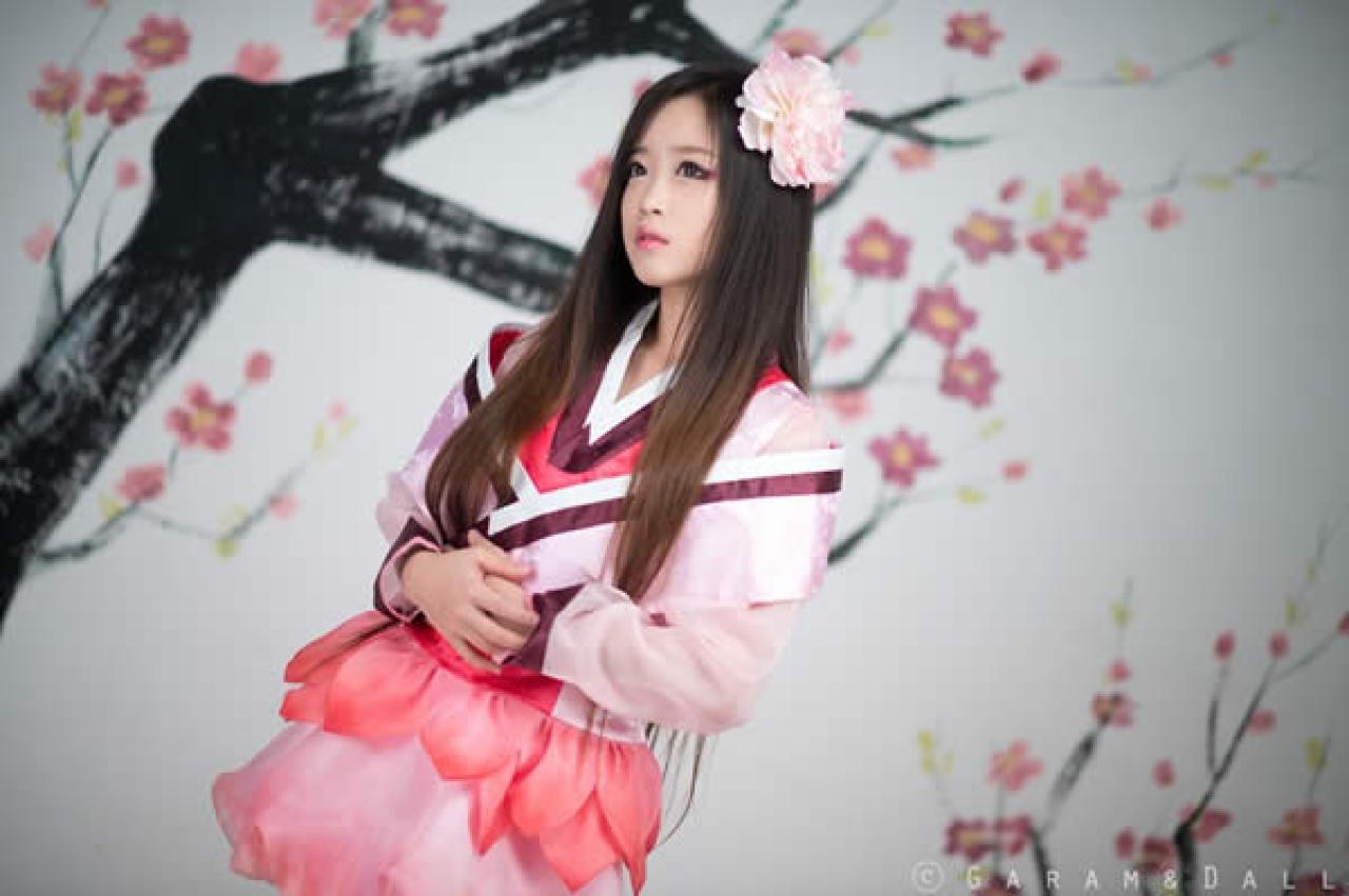 兔娘穿着粉色花瓣小礼服微笑迟疑看向远方