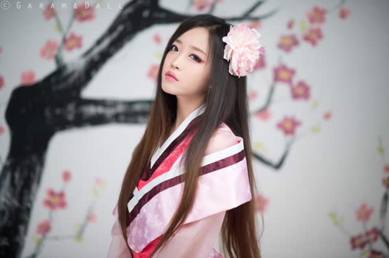 兔娘穿着粉色花瓣小礼服双手握在一起怀念状