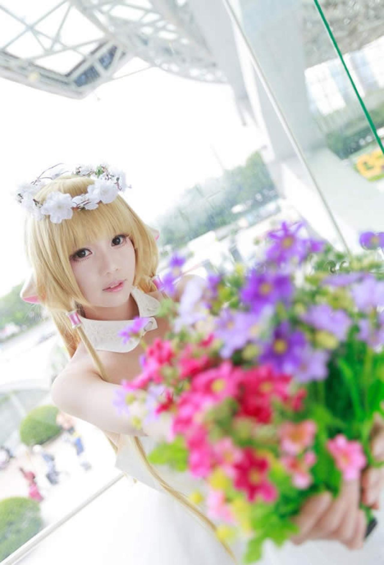 小叽手捧鲜花近照