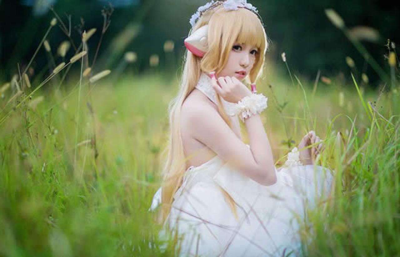 小叽在绿油油的草坪中