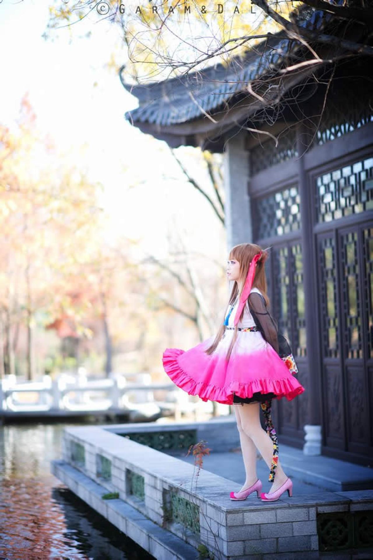 兔娘双手背后眺望湖面