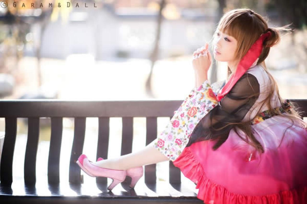 兔娘在亭子的长椅上靠着栏杆而坐，侧面照