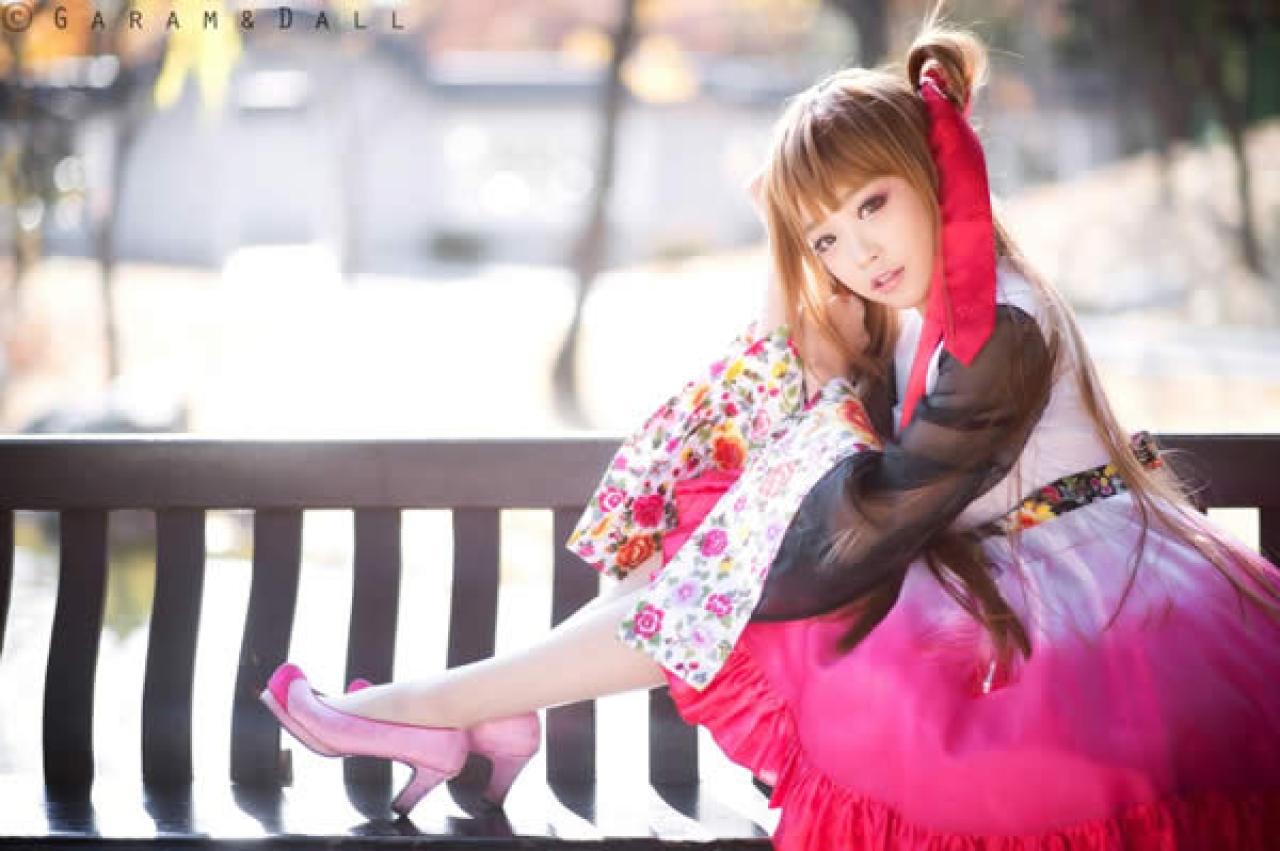 兔娘在亭子的长椅上靠着栏杆而坐，头转过来的照片