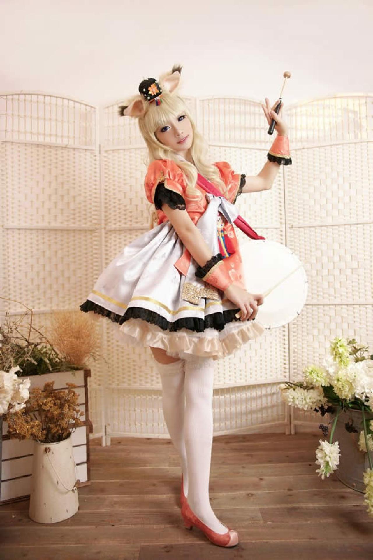 M酱Vocaloid秋天主题Cosplay图带着鼓站立正面照二