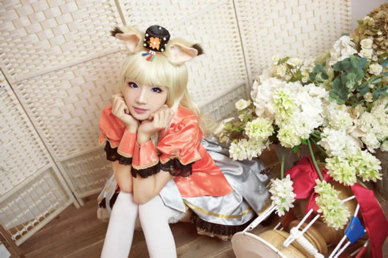 M酱Vocaloid秋天主题Cosplay图带着鼓站立正面照