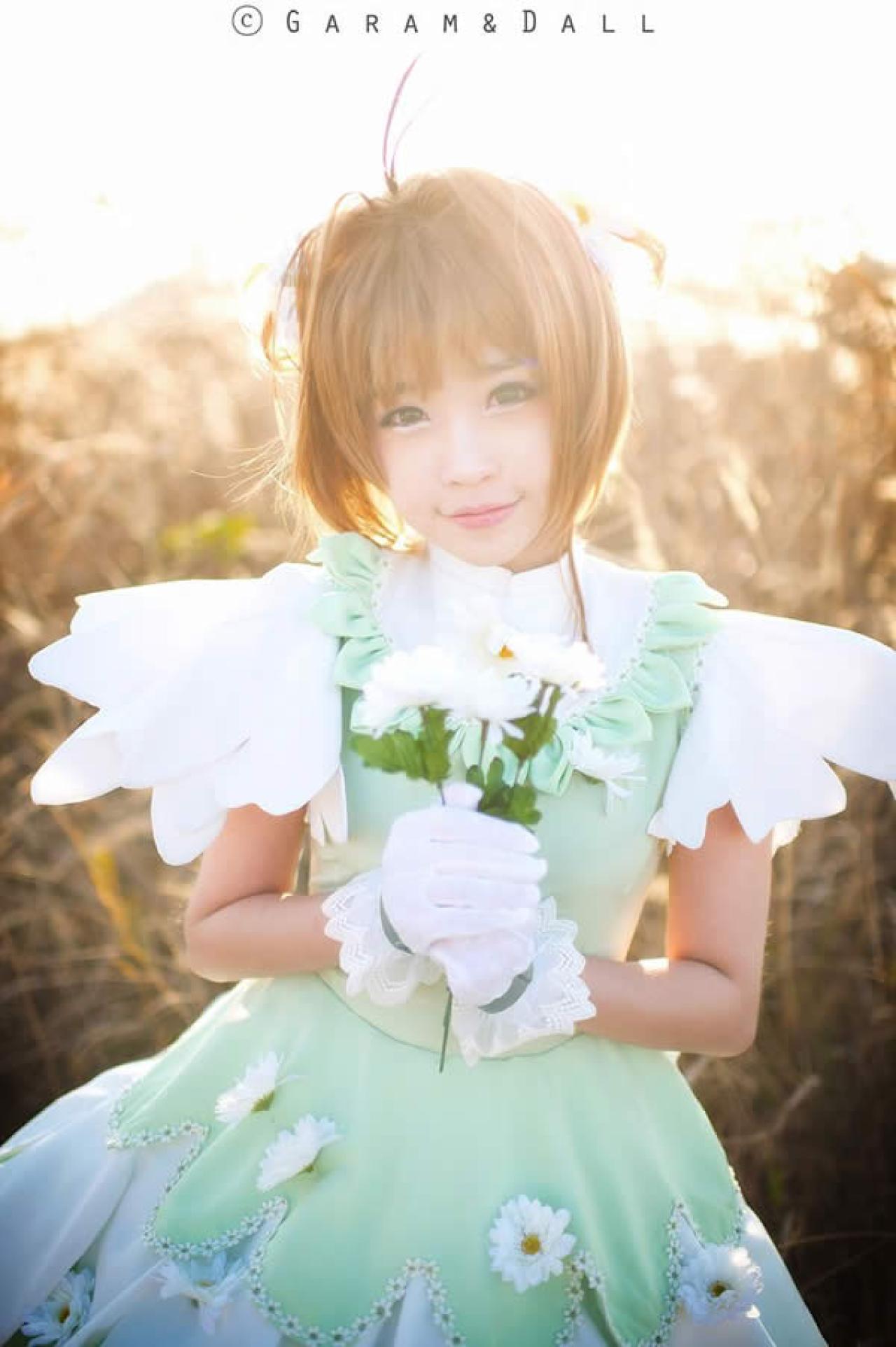 兔娘Cos魔法少女小圆芦苇丛中捧花正面照