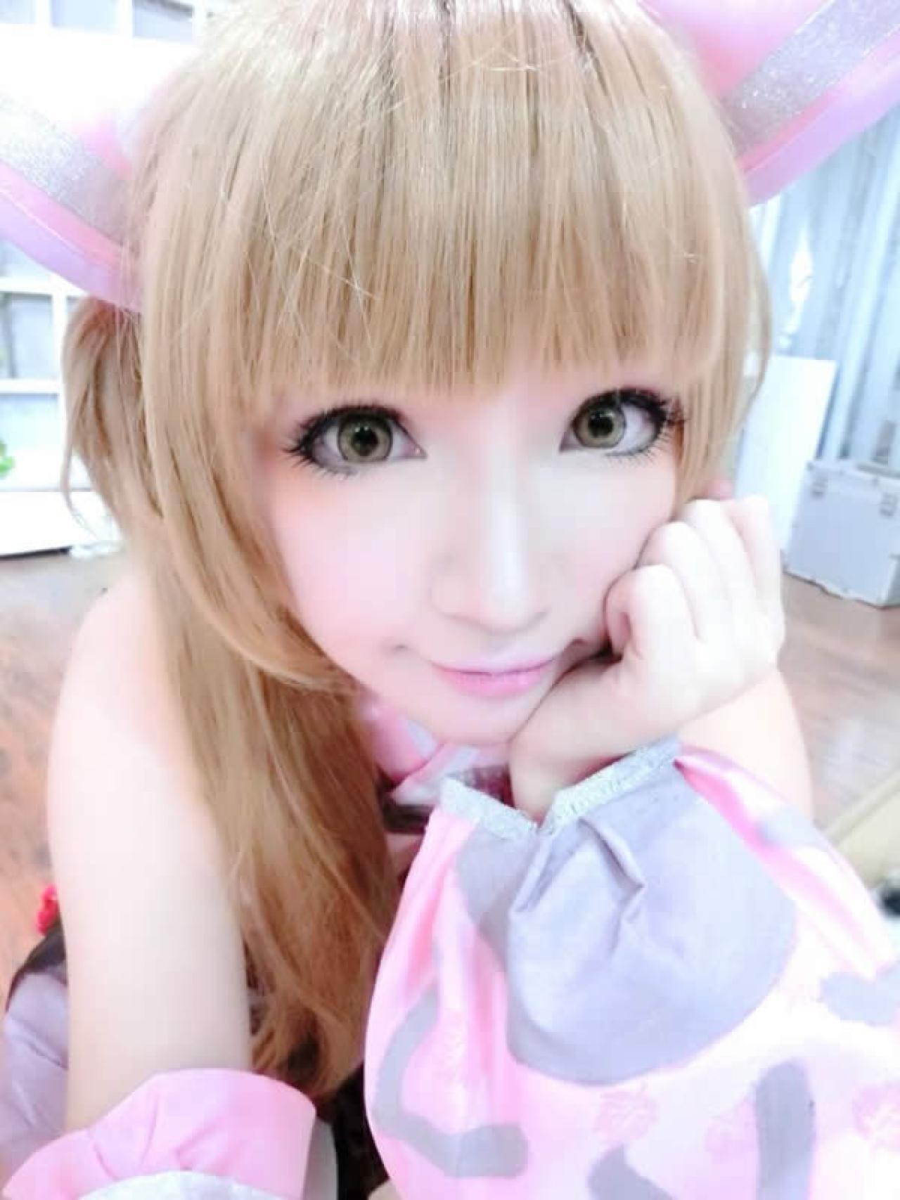 千叶未来粉衣八字手势嘟嘴自拍