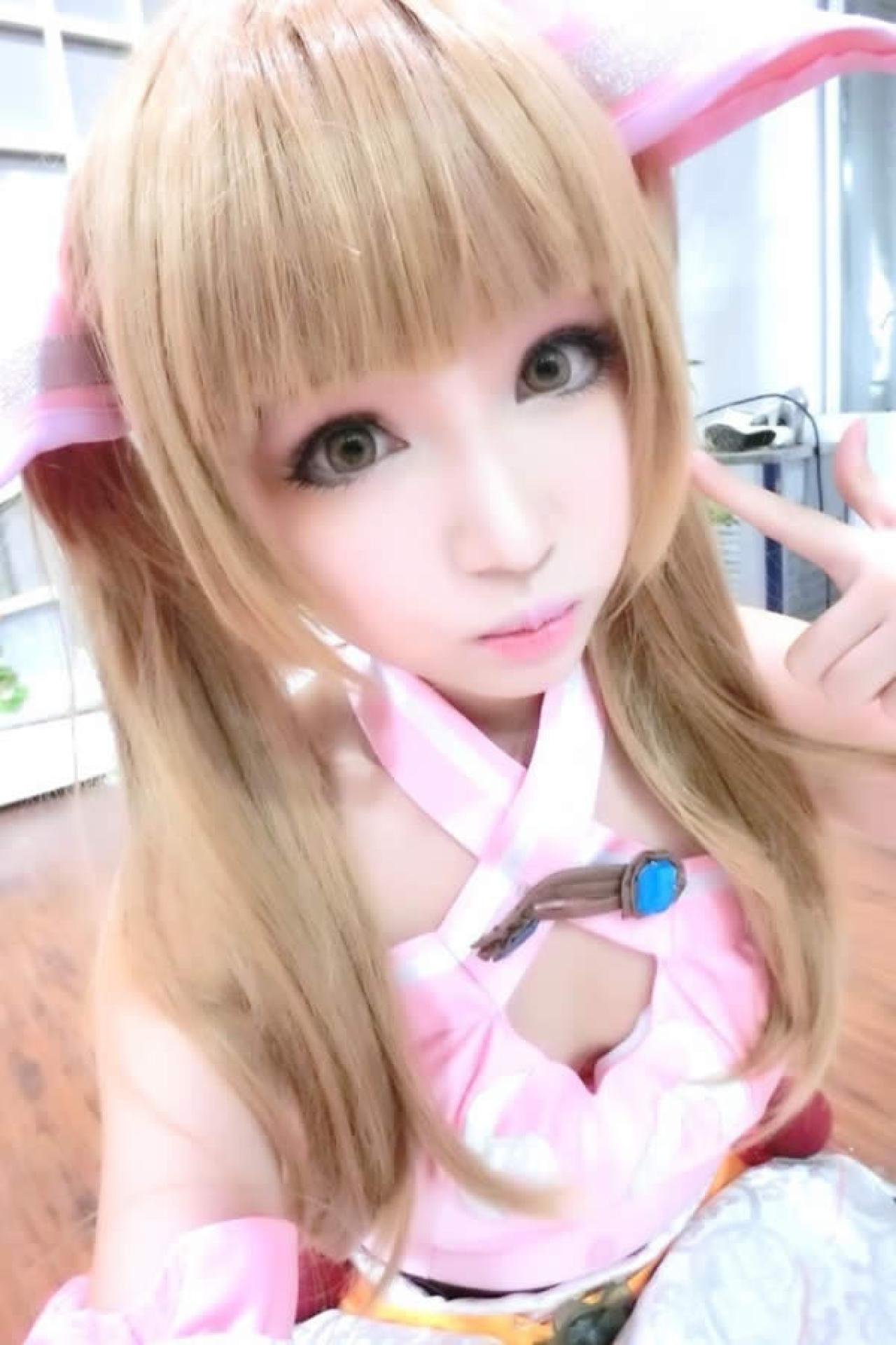 千叶未来粉衣八字手势嘟嘴自拍