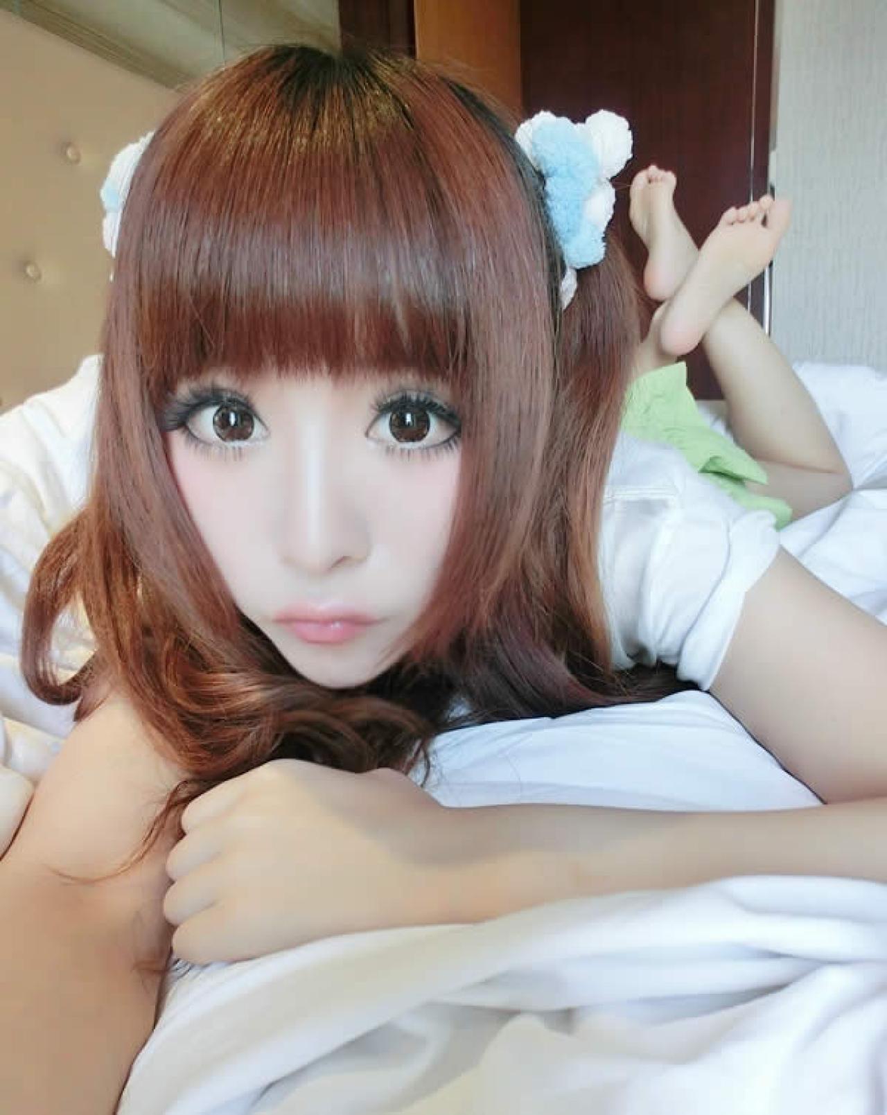 桃宝在床上的自拍照，发微博说冬天洗澡就像冰火两重天