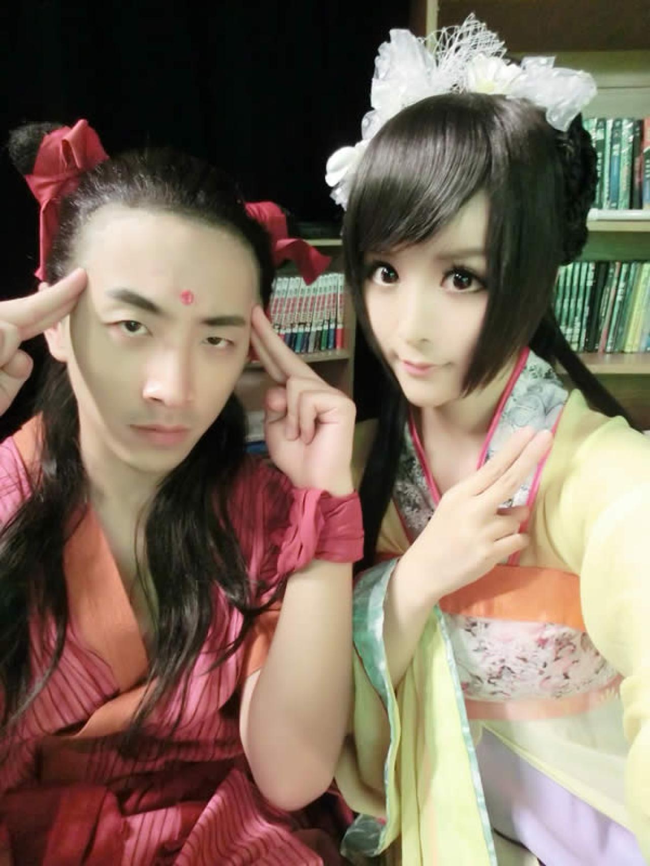 桃宝和扮演王大锤的白客的带妆合照