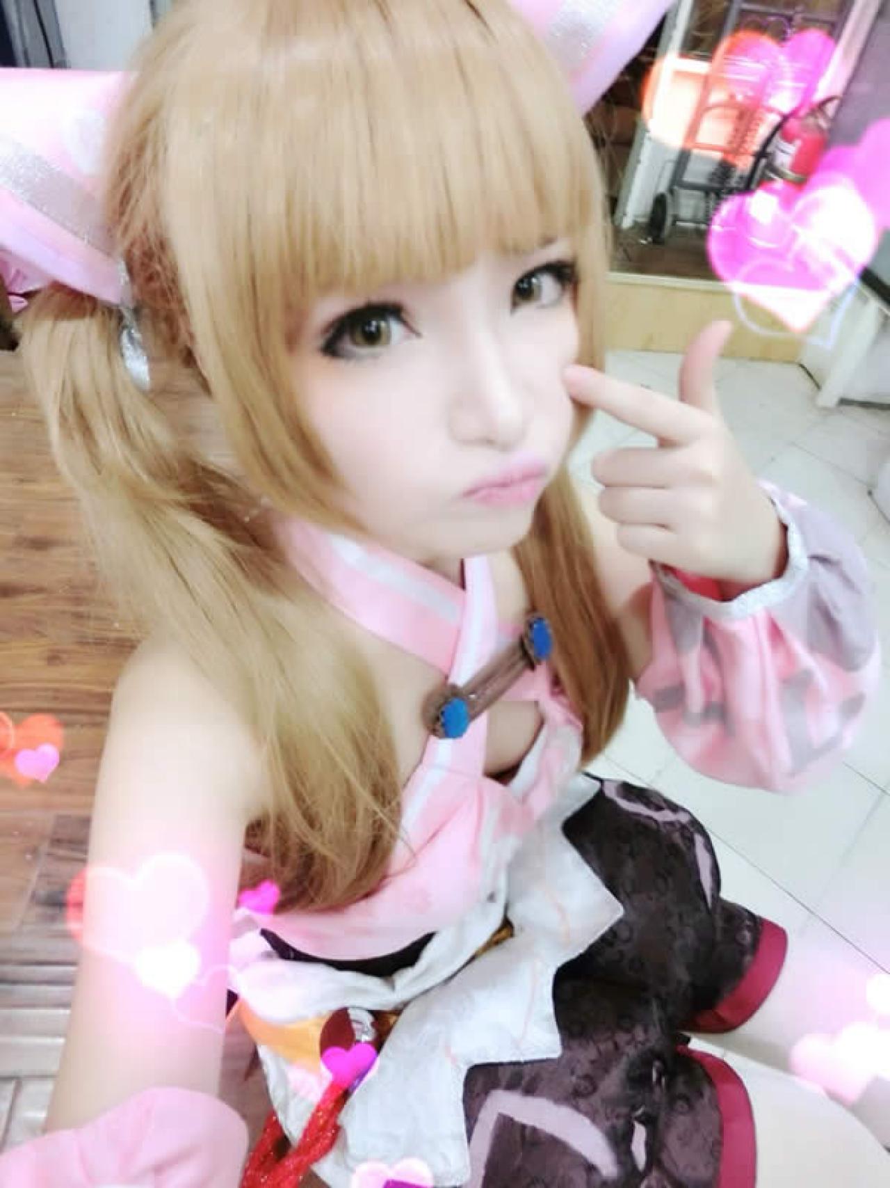 千叶未来粉衣折耳嘟嘴卖萌照