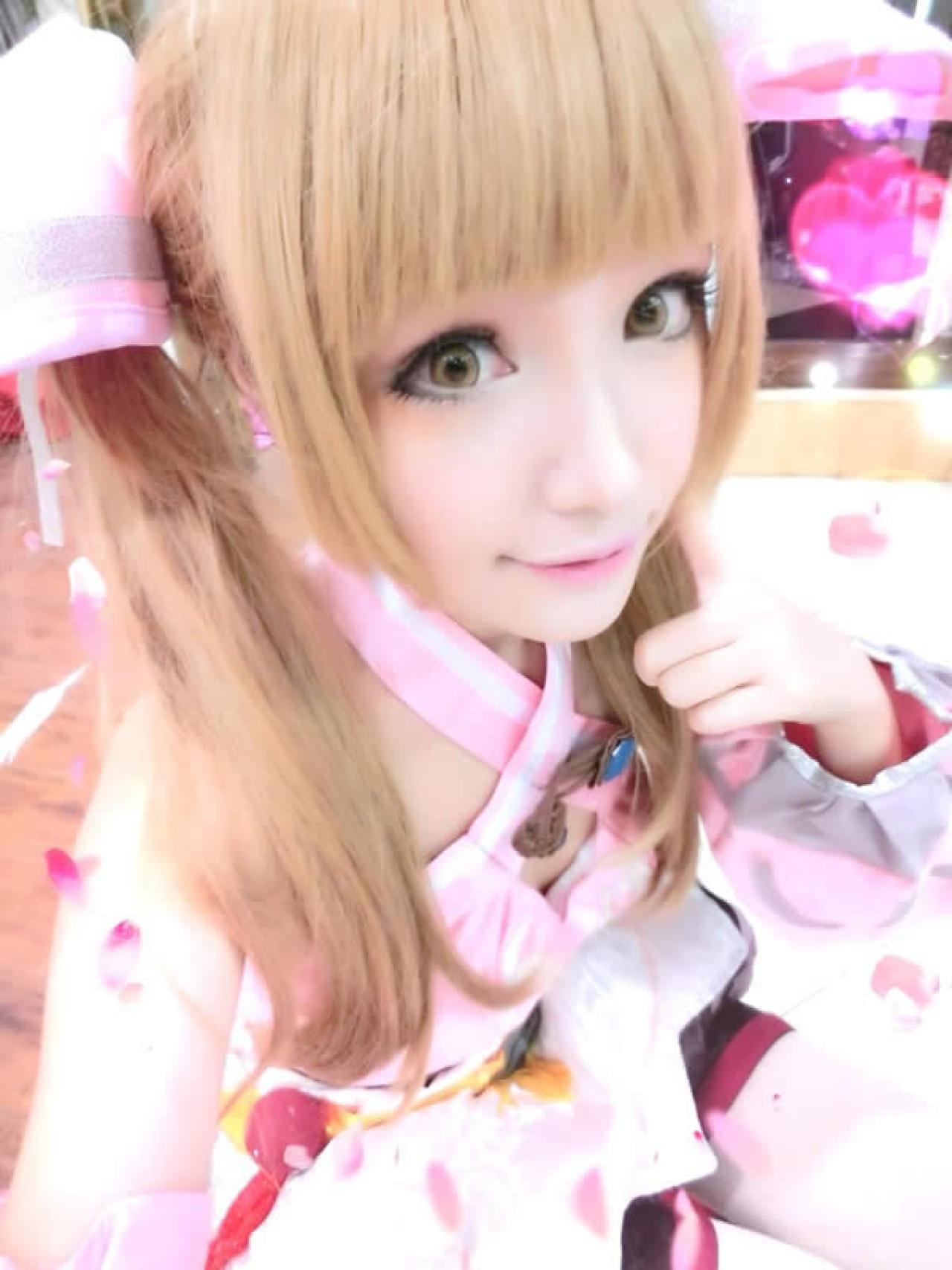 千叶未来粉衣折耳嘟嘴卖萌近照