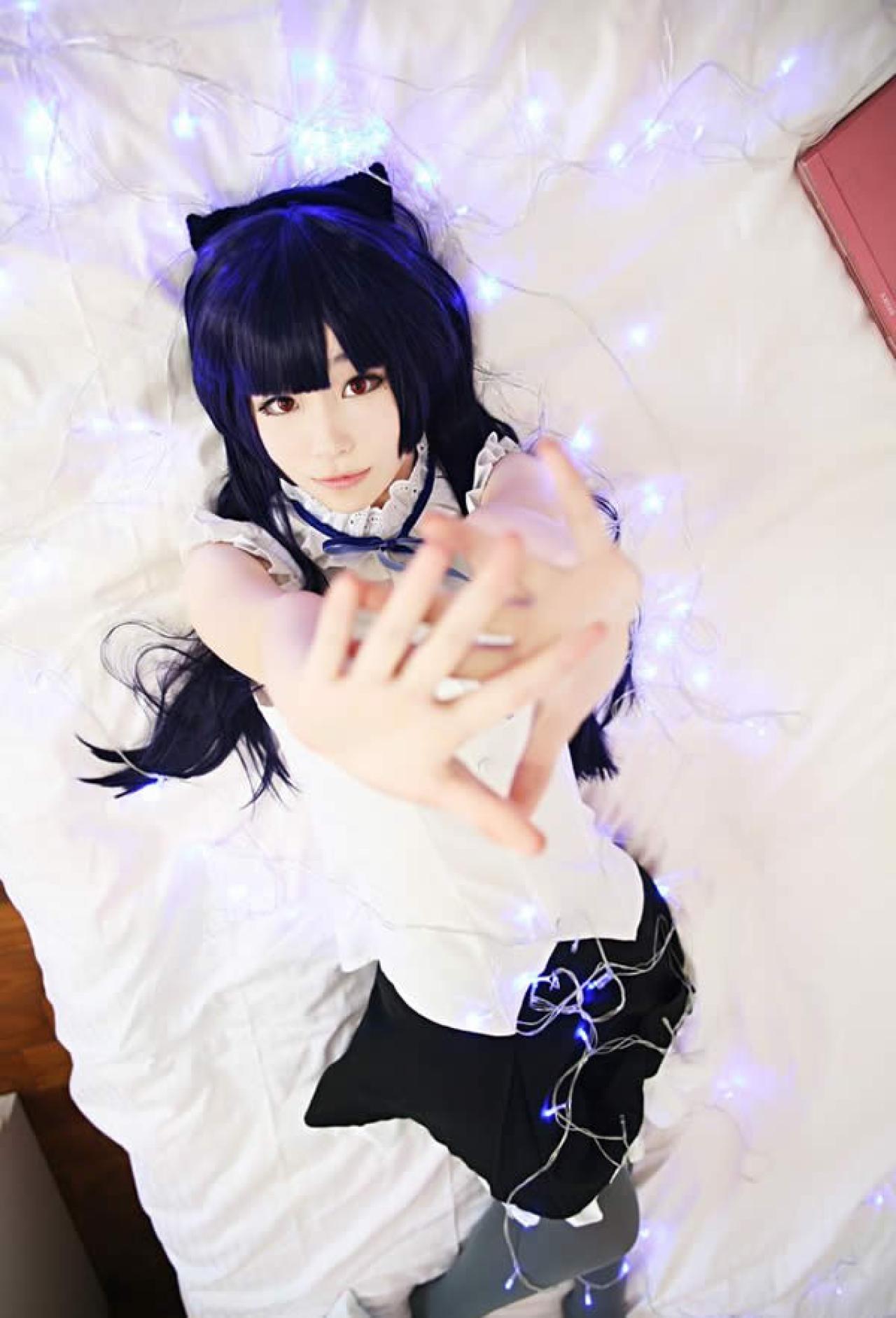 五更琉璃Cosplay躺着两手交叉