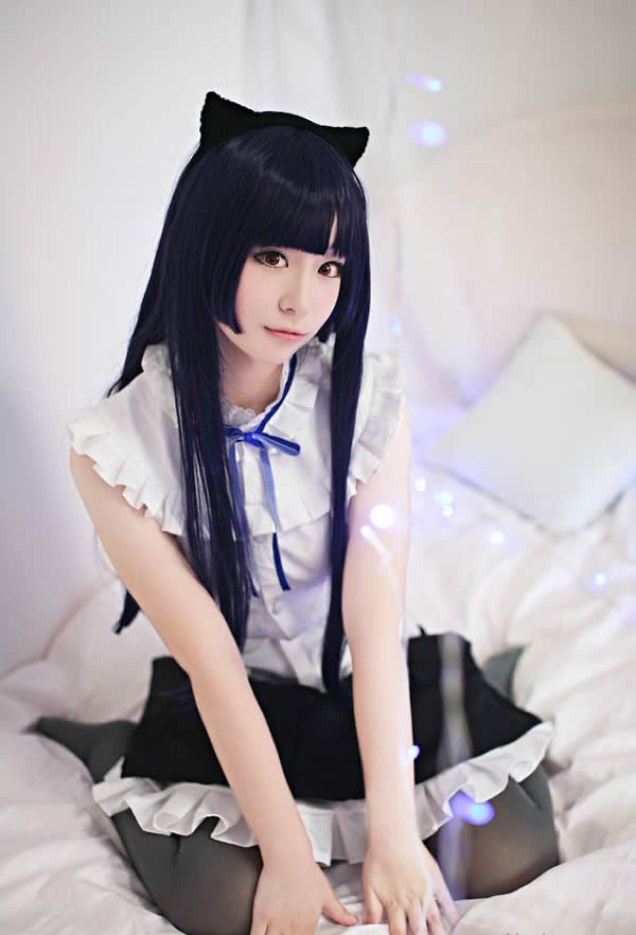 五更琉璃Cosplay坐在床上正面