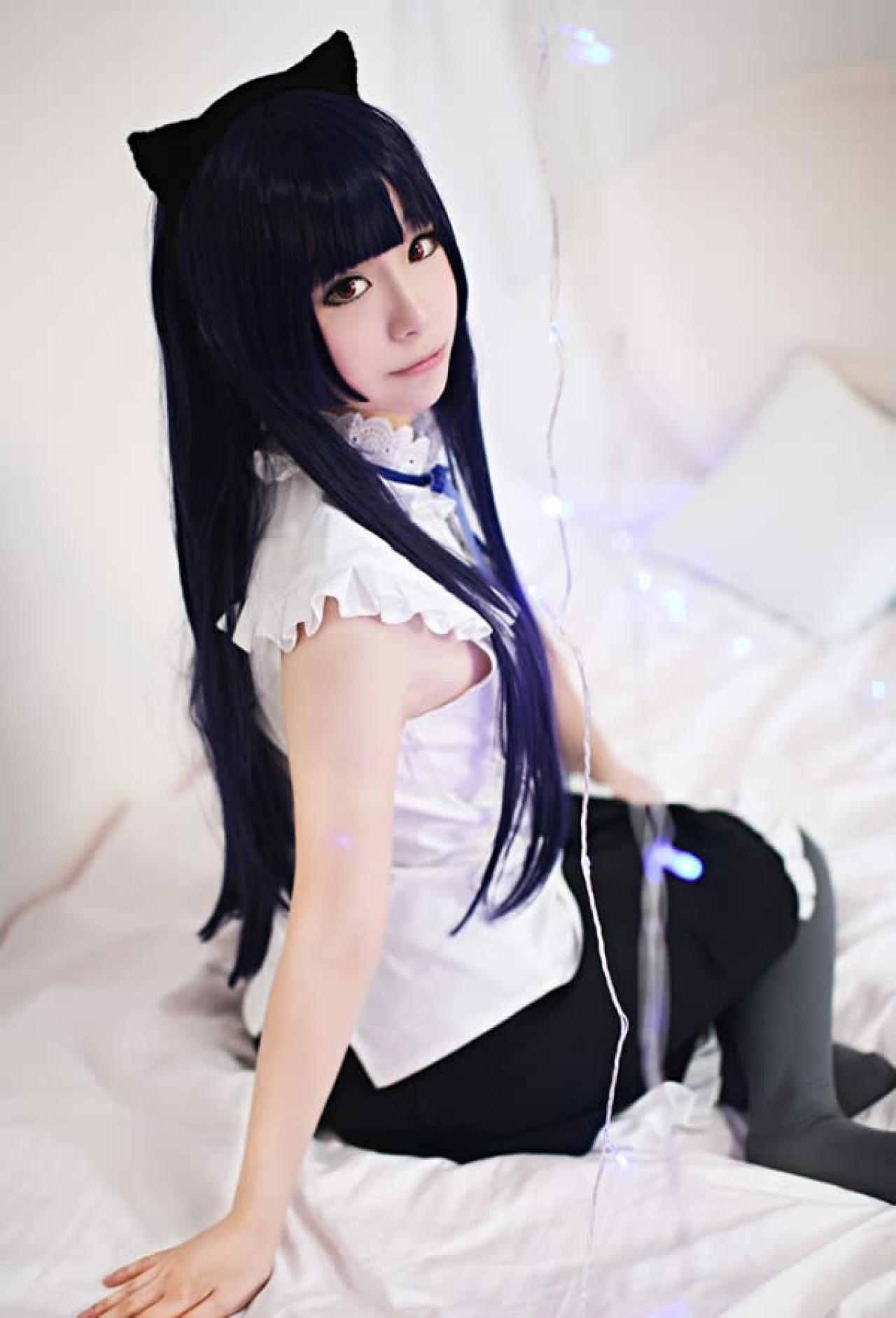 五更琉璃Cosplay坐在床上回眸一笑