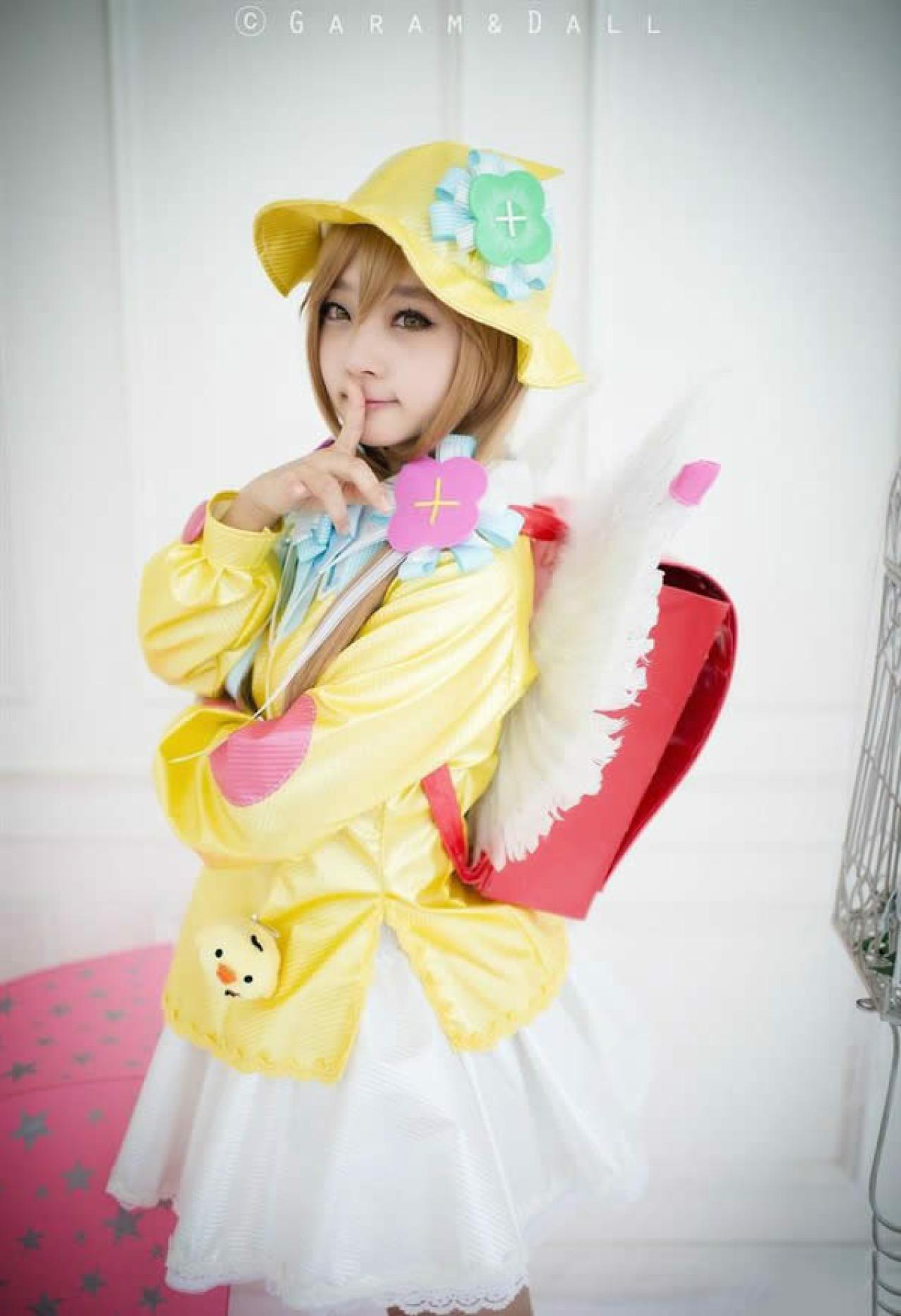 侧面背着小书包露翅膀照