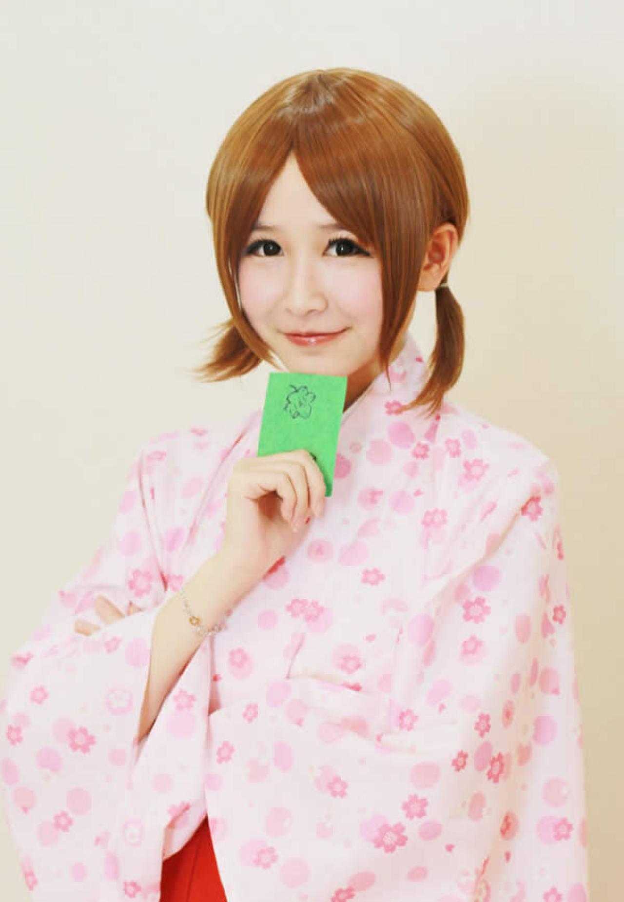 小CAN穿着粉色和服拿着花牌的立幅照片