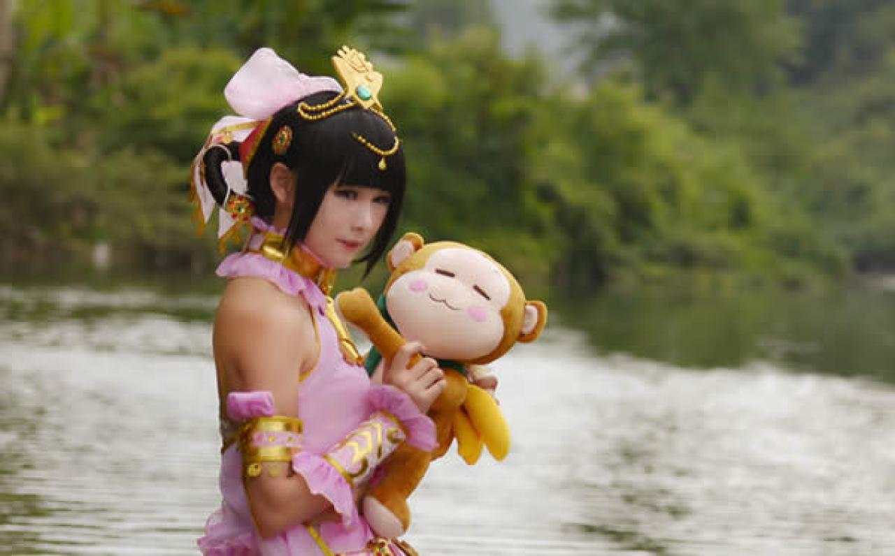 七秀萝莉Cosplay小梓酱抱着小悟空玩偶