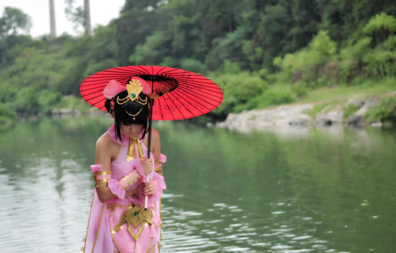 七秀萝莉Cosplay小梓酱举着伞低头